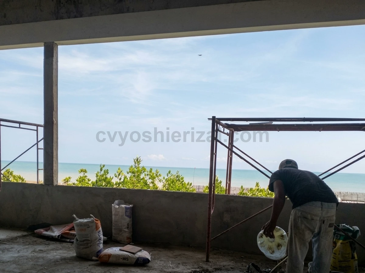 Proses konstruksi baja berat pabrik di Tegal